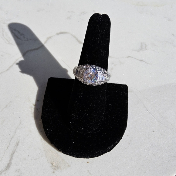 Elegant Silver Ring with Dazzling Oval Gemstone - Picture 5 of 11